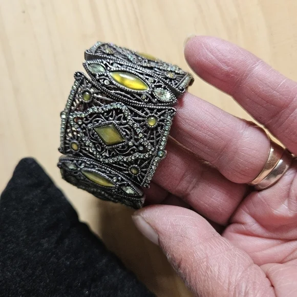 Premier Designs Victorian-style Filigree with Peridot Stretch Bracelet - Picture 4 of 9